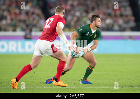 Yokohama, Japan. 27 Okt, 2019. Handre Pollard von Südafrika läuft mit dem Ball während des Rugby World Cup Halbfinale zwischen Wales und Südafrika in der Präfektur Kanagawa, Japan, am 27. Oktober 2019 Credit: Cal Sport Media/Alamy leben Nachrichten Stockfoto