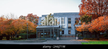 Salem, Oregon - Oktober 27, 2019: Bau der Staatsbibliothek von Oregon im Herbst Saison Stockfoto
