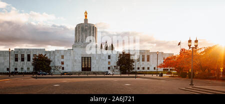 Salem, Oregon - Oktober 27, 2019: Szene von Oregon State Capitol State Park im Herbst Saison Stockfoto