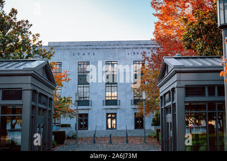 Salem, Oregon - Oktober 27, 2019: Bau der Staatsbibliothek von Oregon im Herbst Saison Stockfoto