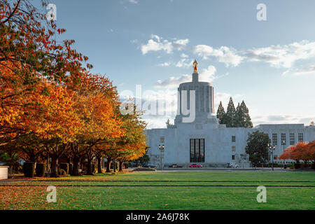Salem, Oregon - Oktober 27, 2019: Szene von Oregon State Capitol State Park im Herbst Saison Stockfoto
