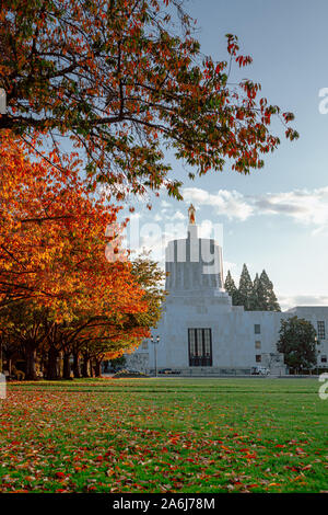 Salem, Oregon - Oktober 27, 2019: Szene von Oregon State Capitol State Park im Herbst Saison Stockfoto