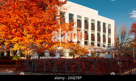 Salem, Oregon - Oktober 27, 2019: Fassade des öffentlichen Dienstes Gebäude an der Oregon State Capitol State Park im Herbst Saison Stockfoto