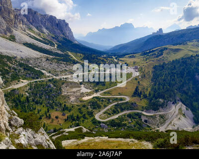 Lange und Gebirgsstrasse mit Serpentinen in den Dolomiten in Südtirol Stockfoto