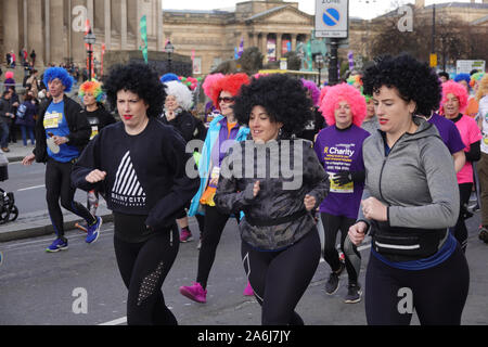 Liverpool, Großbritannien. 27. Oktober 2019. Das Arriva Liverpool Scouse 5k Fun Run, wo jeder eine Auswahl der Perücke Farbe wird am Tag zu tragen. Farben gehören Pretty Pink, Rot, Toffee Kopite Blau, klassischem Schwarz und Mülltonne Lila. Credit: Ken Biggs/Alamy Leben Nachrichten. Stockfoto