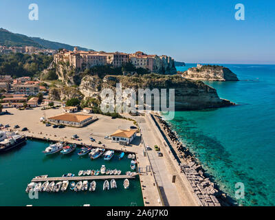 Luftaufnahme der Boote im Hafen von Tropea, Kalabrien, Italien. Häuser mit Blick auf das Meer. Strand und Heiligtum am Horizont. Italienischen Küsten Stockfoto