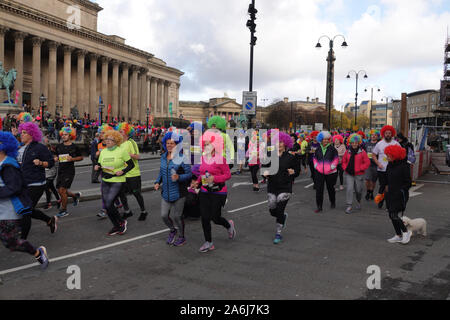 Liverpool, Großbritannien. 27. Oktober 2019. Das Arriva Liverpool Scouse 5k Fun Run, wo jeder eine Auswahl der Perücke Farbe wird am Tag zu tragen. Farben gehören Pretty Pink, Rot, Toffee Kopite Blau, klassischem Schwarz und Mülltonne Lila. Credit: Ken Biggs/Alamy Leben Nachrichten. Stockfoto