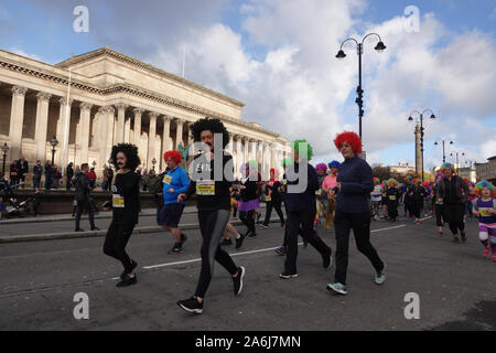 Liverpool, Großbritannien. 27. Oktober 2019. Das Arriva Liverpool Scouse 5k Fun Run, wo jeder eine Auswahl der Perücke Farbe wird am Tag zu tragen. Farben gehören Pretty Pink, Rot, Toffee Kopite Blau, klassischem Schwarz und Mülltonne Lila. Credit: Ken Biggs/Alamy Leben Nachrichten. Stockfoto