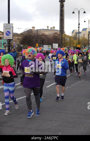 Liverpool, Großbritannien. 27. Oktober 2019. Das Arriva Liverpool Scouse 5k Fun Run, wo jeder eine Auswahl der Perücke Farbe wird am Tag zu tragen. Farben gehören Pretty Pink, Rot, Toffee Kopite Blau, klassischem Schwarz und Mülltonne Lila. Credit: Ken Biggs/Alamy Leben Nachrichten. Stockfoto