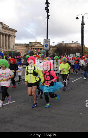 Liverpool, Großbritannien. 27. Oktober 2019. Das Arriva Liverpool Scouse 5k Fun Run, wo jeder eine Auswahl der Perücke Farbe wird am Tag zu tragen. Farben gehören Pretty Pink, Rot, Toffee Kopite Blau, klassischem Schwarz und Mülltonne Lila. Credit: Ken Biggs/Alamy Leben Nachrichten. Stockfoto