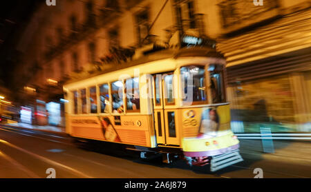 Lissabon, Portugal. 16 Sep, 2019. Die Straßenbahn Linie 28 fährt durch die Altstadt am Abend. Kredite: Jan Woitas/dpa-Zentralbild/dpa/Alamy leben Nachrichten Stockfoto