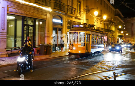 Lissabon, Portugal. 16 Sep, 2019. Die Straßenbahn Linie 28 fährt durch die Altstadt am Abend. Kredite: Jan Woitas/dpa-Zentralbild/dpa/Alamy leben Nachrichten Stockfoto