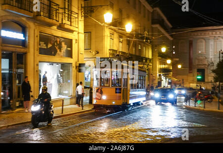 Lissabon, Portugal. 16 Sep, 2019. Die Straßenbahn Linie 28 fährt durch die Altstadt am Abend. Kredite: Jan Woitas/dpa-Zentralbild/dpa/Alamy leben Nachrichten Stockfoto