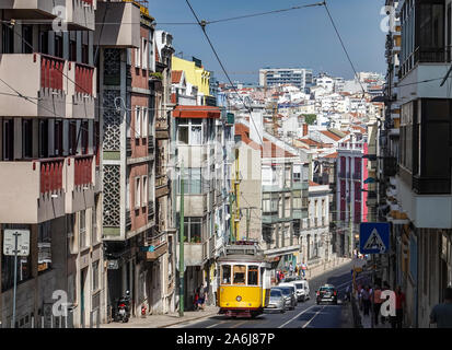 Lissabon, Portugal. 17 Sep, 2019. Die Straßenbahn Linie 28 fährt auf einen Berg durch ein Wohngebiet. Kredite: Jan Woitas/dpa-Zentralbild/dpa/Alamy leben Nachrichten Stockfoto