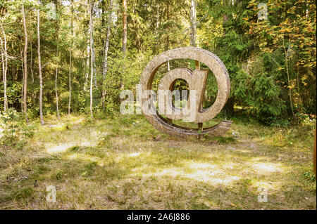 Das Symbol der Hund von e-Mail-Adresse, e-der Hund aus Holz, ökologische Trail, 7 km von der Kurischen Nehrung, der Region Kaliningrad, Russland, Augus Stockfoto