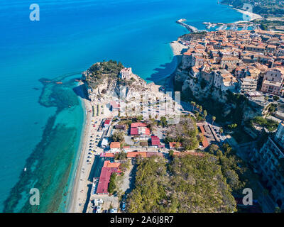 Luftaufnahme von Tropea, Haus auf Fels und Heiligtum der Santa Maria dell'Isola, Kalabrien. Italien. Die Reiseziele. Eine Klippe und einen Strand Stockfoto