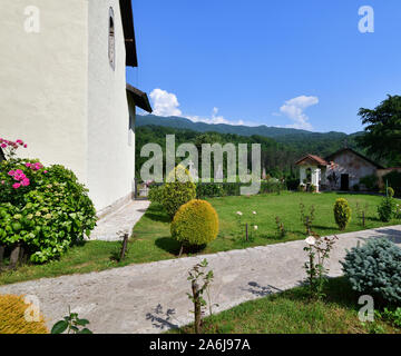 Gebiet der monastischen Zellen in der Kirche der Himmelfahrt der Gottesmutter von Kloster Moraca Montenegro Stockfoto