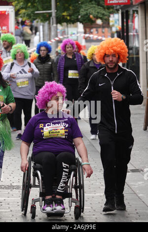 Liverpool, Großbritannien. 27. Oktober 2019. Das Arriva Liverpool Scouse 5k Fun Run, wo jeder eine Auswahl der Perücke Farbe wird am Tag zu tragen. Farben gehören Pretty Pink, Rot, Toffee Kopite Blau, klassischem Schwarz und Mülltonne Lila. Credit: Ken Biggs/Alamy Leben Nachrichten. Stockfoto