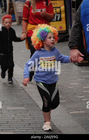 Liverpool, Großbritannien. 27. Oktober 2019. Das Arriva Liverpool Scouse 5k Fun Run, wo jeder eine Auswahl der Perücke Farbe wird am Tag zu tragen. Farben gehören Pretty Pink, Rot, Toffee Kopite Blau, klassischem Schwarz und Mülltonne Lila. Credit: Ken Biggs/Alamy Leben Nachrichten. Stockfoto