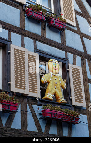 KAYSERSBERG, Frankreich, 13. Oktober 2019: Keks am Fenster in einem Kaysersberg Straße. Kaysersberg ist eines der schönsten Weinanbaugebiete im Elsass. Stockfoto