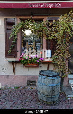 KAYSERSBERG, Frankreich, 13. Oktober 2019: Wine Store in einem Kaysersberg Straße. Kaysersberg ist eines der schönsten Weinanbaugebiete im Elsass. Stockfoto