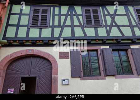 KAYSERSBERG, Frankreich, 13. Oktober 2019: Albert Schweitzer Museum in Kaysersberg. Kaysersberg ist der Geburtsort des berühmten Schriftstellers, humanitären, philos Stockfoto