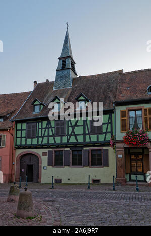 KAYSERSBERG, Frankreich, 13. Oktober 2019: Albert Schweitzer Museum in Kaysersberg. Kaysersberg ist der Geburtsort des berühmten Schriftstellers, humanitären, philos Stockfoto