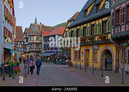 KAYSERSBERG, Frankreich, 13. Oktober 2019: Straßen von Kaysersberg. Kaysersberg ist eines der schönsten Weinanbaugebiete im Elsass. Stockfoto