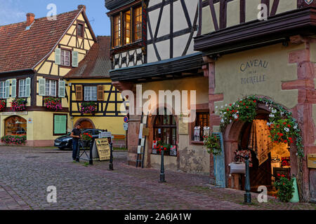 KAYSERSBERG, Frankreich, 13. Oktober 2019: Straßen von Kaysersberg. Kaysersberg ist eines der schönsten Weinanbaugebiete im Elsass. Stockfoto