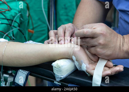 Arzt die Blutprobe von Patienten im Operationssaal. Blut Zeichnung Probe für Blut die Gesundheit Test. Stockfoto