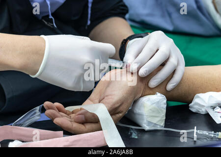 Krankenschwester, die Blutprobe von Patienten im Operationssaal. Blut Zeichnung Probe für die Blutprobe die Gesundheit. Stockfoto