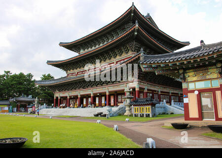 Schöne Architektur im Tempel Yakcheonsa in Jeju, Südkorea Stockfoto