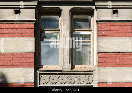 Alte Fenster in der Wand eines alten Backsteinhaus. Stockfoto