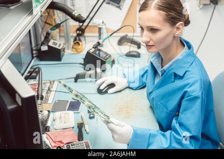 Optische Qualitätskontrolle und Montage Inspektion der ein elektronisches Gerät Stockfoto