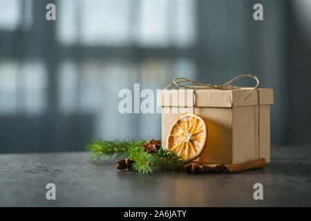 Braun Geschenkbox mit natürlichen decorationson auf Terrazzo Arbeitsplatte mit Fenster im Hintergrund, flacher Fokus Stockfoto