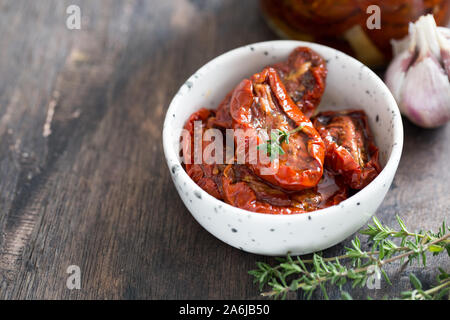 Getrocknete Tomaten in einer Platte auf einem dunklen Hintergrund/ Stockfoto