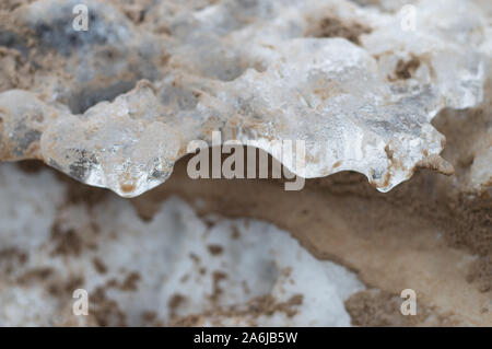 Seashore Eis gemischt mit Schnee und Sand. Zusammenfassung Hintergrund. Gekrümmte Linie Stockfoto