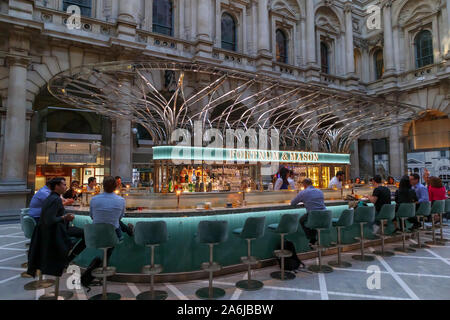 Freizeitaktivitäten in der Stadt nach Arbeit: Gut sortierte Fortnum & Mason Weinbar mit beleuchteten Zeichen und Namen innerhalb der Royal Exchange, London EC3 Stockfoto