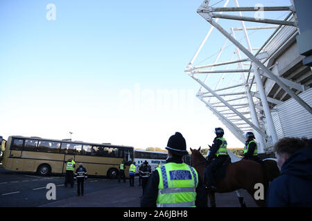 Swansea, Großbritannien. 27 Okt, 2019. Cardiff City Fans kommen auf Trainer. EFL Skybet Meisterschaft übereinstimmen, Swansea City v Cardiff City in der Liberty Stadium in Swansea, Südwales am Sonntag, den 27. Oktober 2019. Dieses Bild dürfen nur für redaktionelle Zwecke verwendet werden. Nur die redaktionelle Nutzung, eine Lizenz für die gewerbliche Nutzung erforderlich. Keine Verwendung in Wetten, Spiele oder einer einzelnen Verein/Liga/player Publikationen. pic von Andrew Obstgarten/Andrew Orchard sport Fotografie/Alamy Live news Credit: Andrew Orchard sport Fotografie/Alamy leben Nachrichten Stockfoto