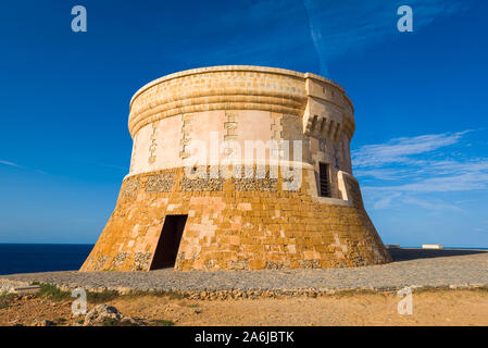 Torre de Fornells, Küsten- Turm am Eingang zum Hafen von Fornells zu schützen. Menorca, Spanien Stockfoto