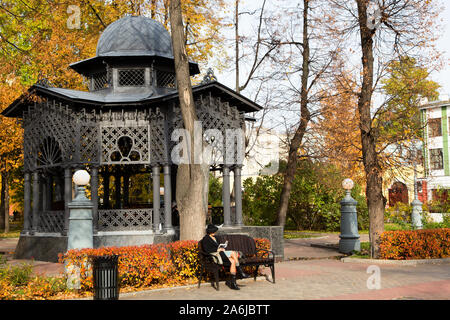 Eisen Pavillon "Garden-Cottage" in der Eremitage Garten im Zentrum von Moskau im Herbst werfen, Russland Stockfoto