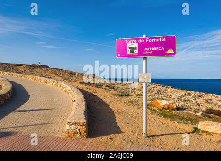 Menorca, Spanien - Oktober 12, 2019: Pfad zu Torre de Fornells, Küsten- Turm am Eingang zum Hafen von Fornells zu schützen. Menorca, Spanien Stockfoto