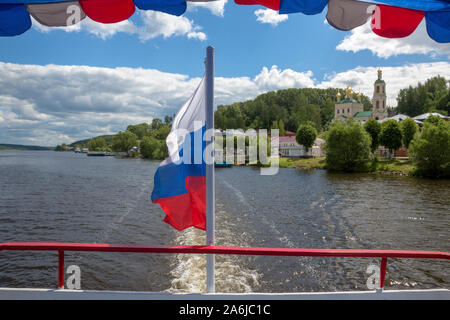 Blick vom Boot auf die Kirche der Auferstehung und das Zentrum der Stadt Plyos an einem warmen sonnigen Tag, Oblast, Russland Stockfoto