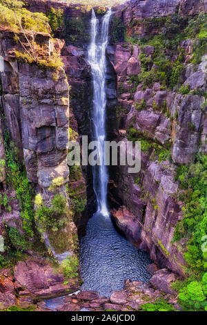 In der Nähe des fallenden Wassers von Carrington Wasserfall auf der oberen Kangaroo Fluss fließen nach Kangaroo Valley schneiden durch Sandsteinfelsen im Gum Tree für Stockfoto