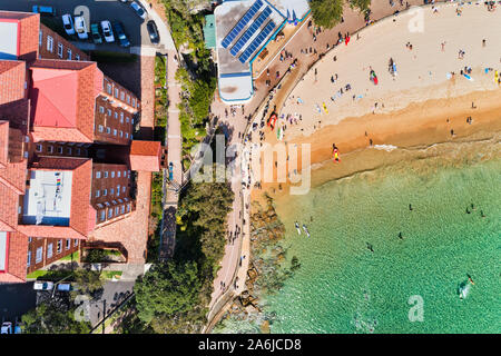 Brillante Manly Strand von Sydney neben hochwertigen Wohngebiet Apartment Gebäude mit Parkplatz und Dach Waschküche mit direktem Zugang zum Sandstrand w steigen Stockfoto