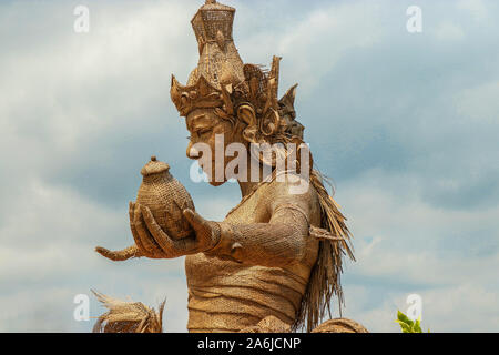 Statue von Dewi Sri, die Göttin der Reis, getrockneten Reis pflanze Blätter gemacht, in der Mitte von Terrassen Jatiluwih, einem UNESCO-Weltkulturerbe, entfernt Stockfoto