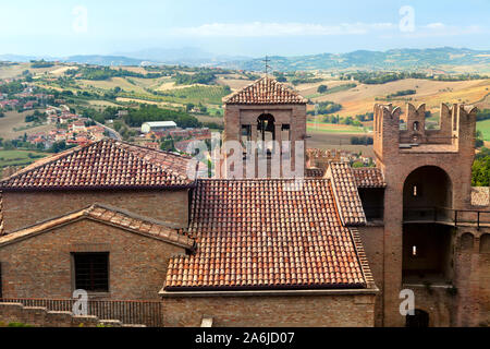 Panoramablick von der Burg Gradara in der Region Marken in Italien Stockfoto