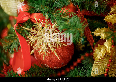 Red christmas Ball am Weihnachtsbaum. Stockfoto