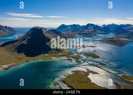 Fredvang Brücken Panorama. Lofoten ist ein Archipel in der Grafschaft von Nordland, Norwegen. Ist für eine unverwechselbare Landschaft mit dramatischen Berg bekannt Stockfoto