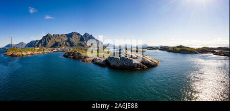 Henningsvær Lofoten ist ein Archipel in der Grafschaft von Nordland, Norwegen. Für eine unverwechselbare Landschaft mit Bergen und Gipfeln bekannt ist, öffnen Sie s Stockfoto